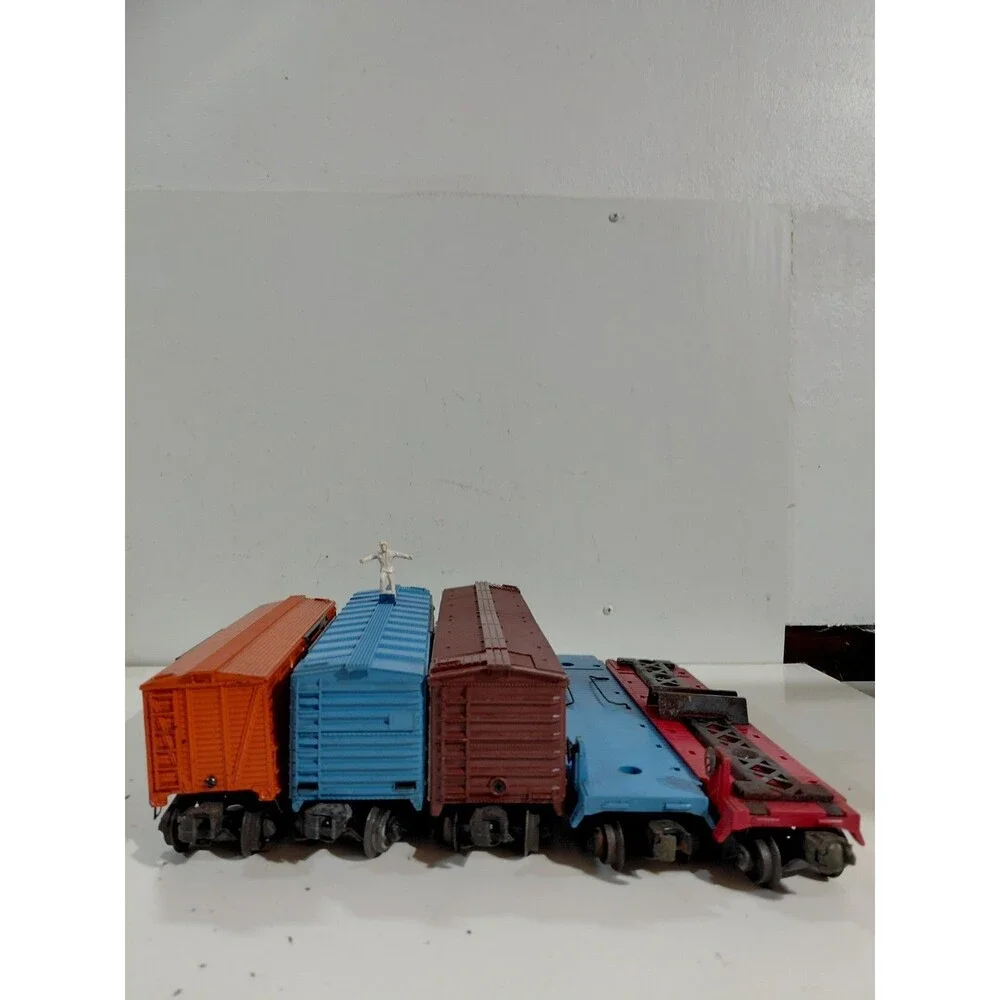 5 Lionel O Gauge Model Railroad Post War Freight Cars (Flat Brakeman Milk Cattle